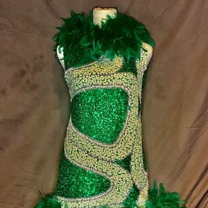 Fabulous vintage emerald & white sequin. feather trim. Sleeveless. Mini length.